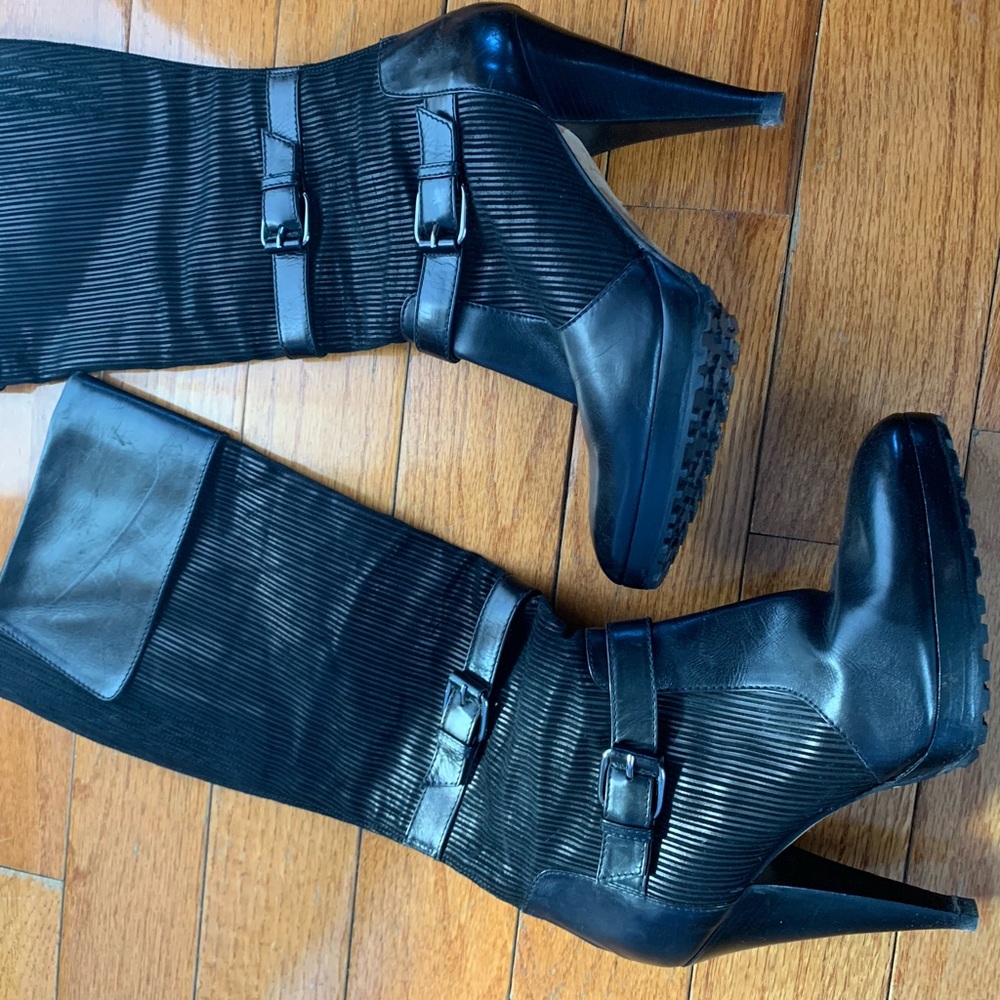 Black Oscar De La Renta Heeled Boots. Very comfortable barely worn. Size 38.5 - Picture 8 of 12